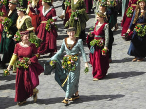 Figurantes vestidos com trajes medievais durante o desfile do Casamento de Landshut, na Alemanha