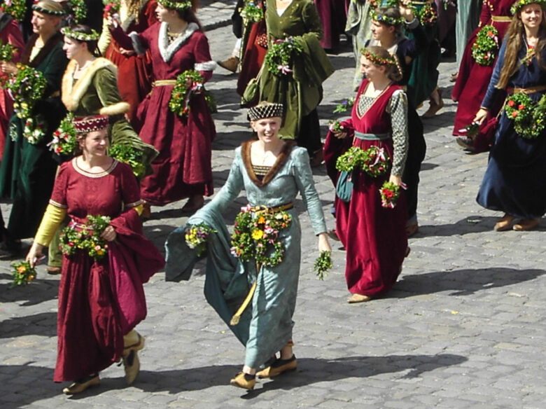 Figurantes vestidos com trajes medievais durante o desfile do Casamento de Landshut, na Alemanha