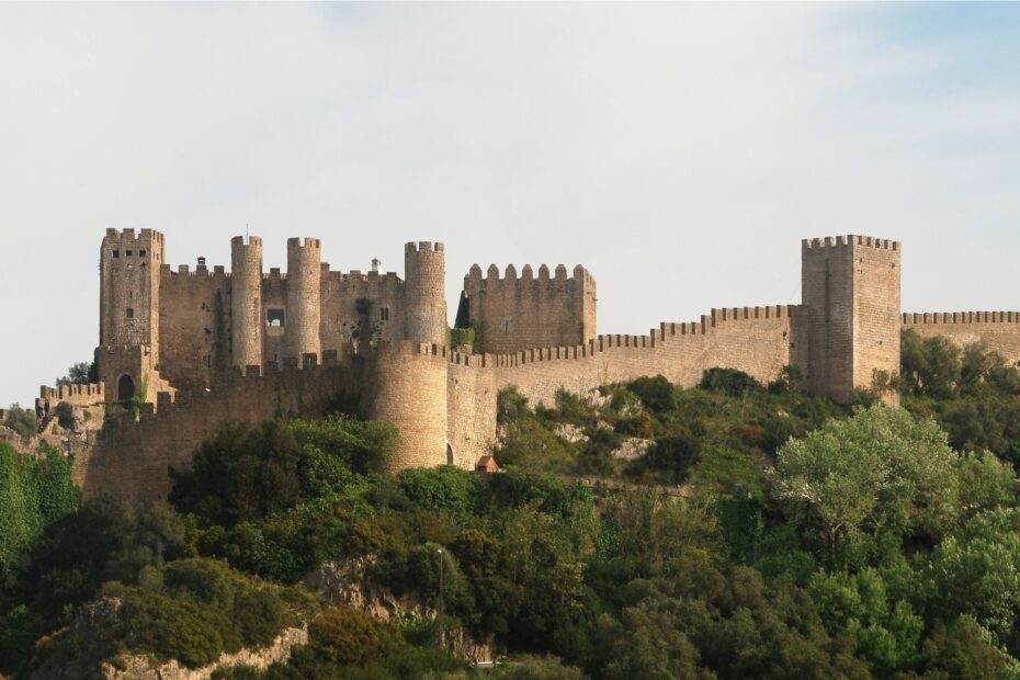 Vista panorâmica do castelo e das muralhas de Óbidos