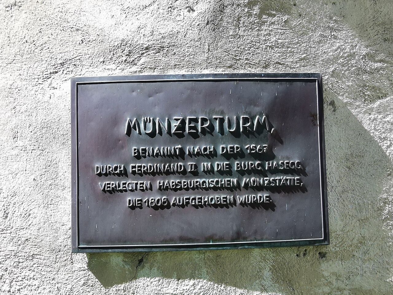 Placa na Münzerturm, a torre da antiga casa da moeda de Hall in Tirol