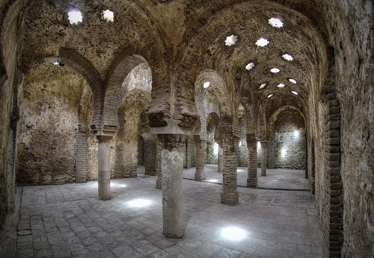 Interior dos Baños Árabes de Ronda, com arcos de tijolo e abóbada com aberturas para luz