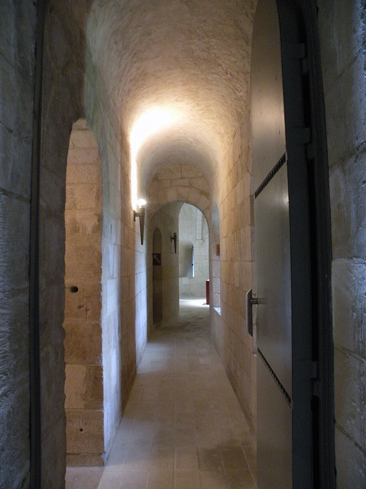 Corredor de pedra entre o torreão e a Tour Talbot no Castelo de Falaise