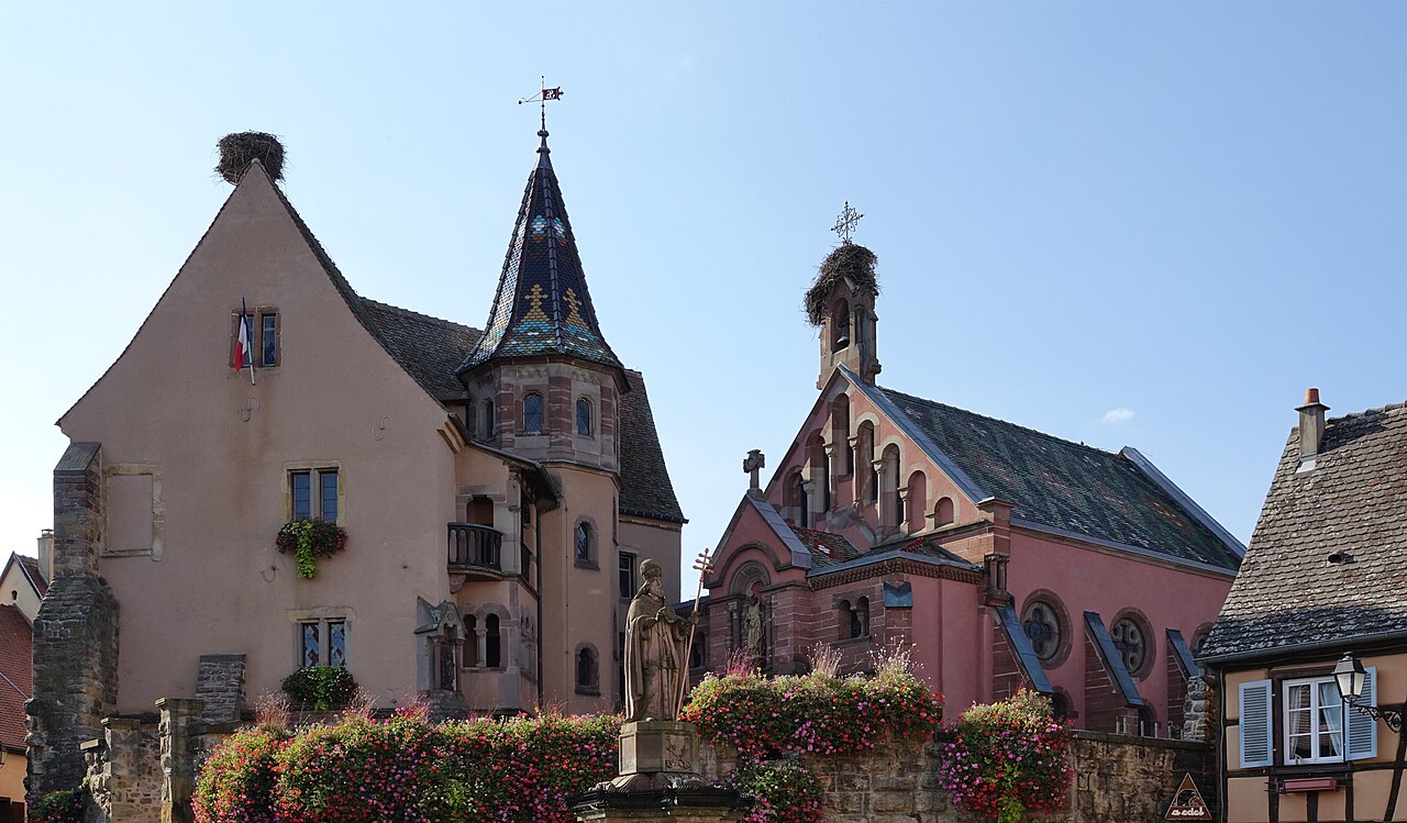 Muralha octogonal do antigo castelo dos condes de Eguisheim com a capela Saint-Léon IX ao centro