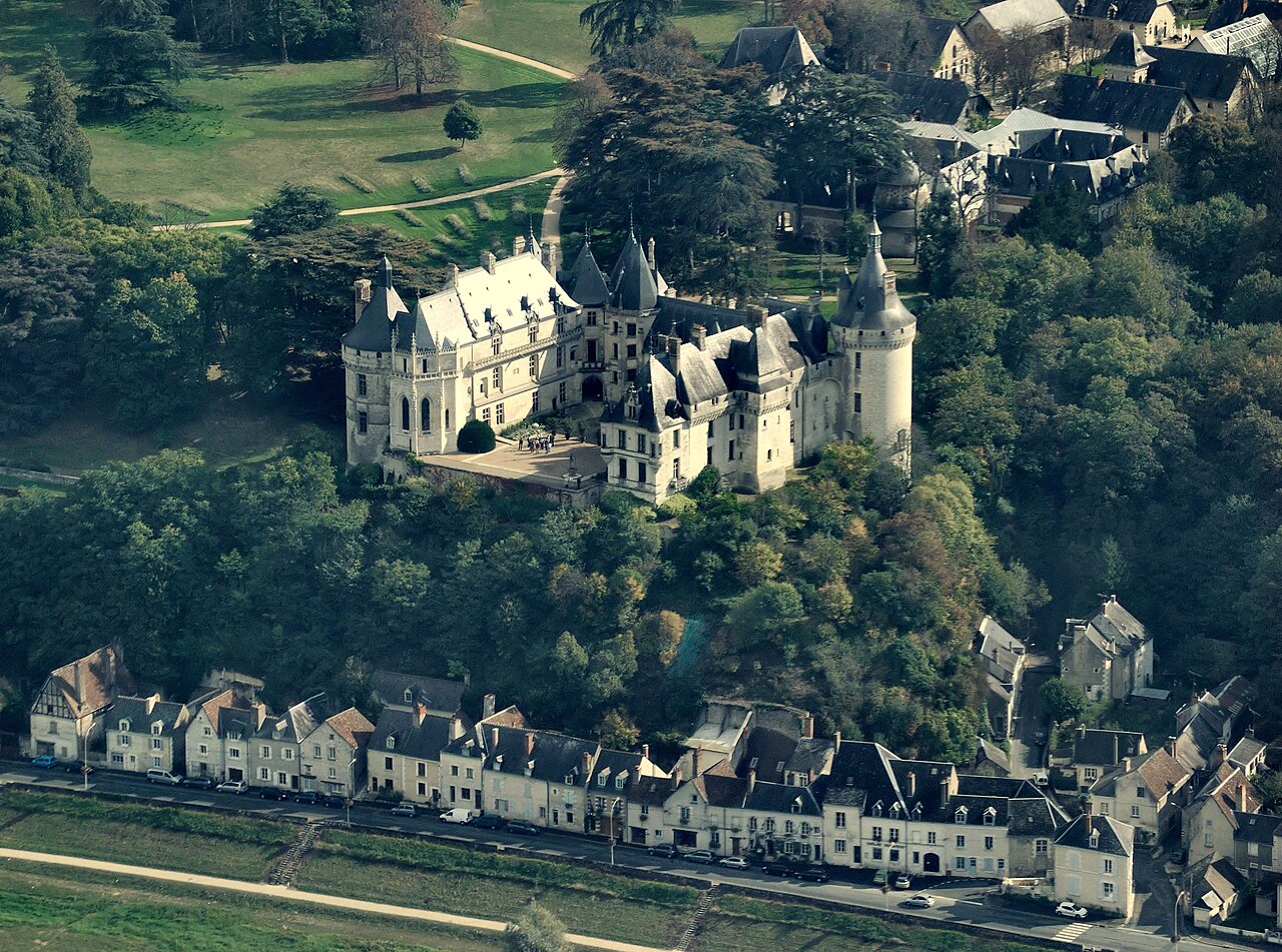 Vista aérea do Château de Chaumont-sur-Loire e seus jardins às margens do rio Loire