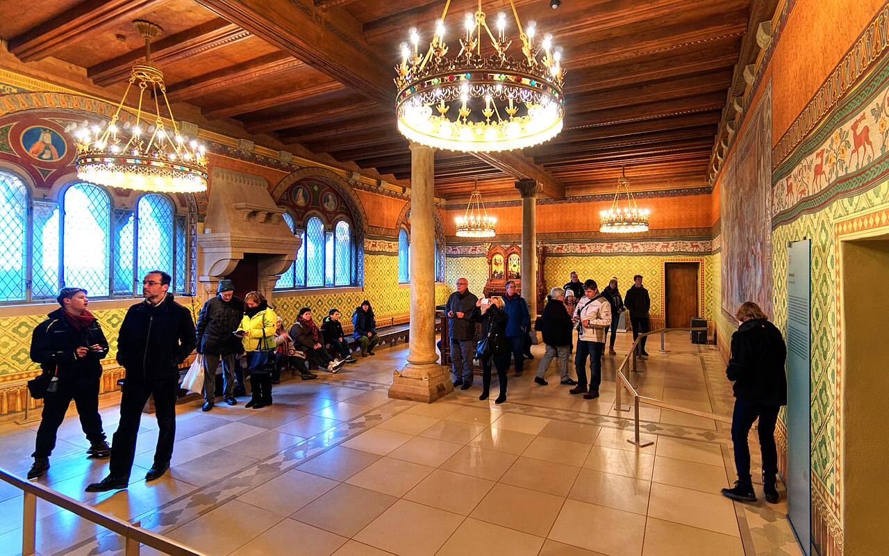 Sängersaal do Castelo de Wartburg, com afresco da disputa dos cantores e arcos românicos