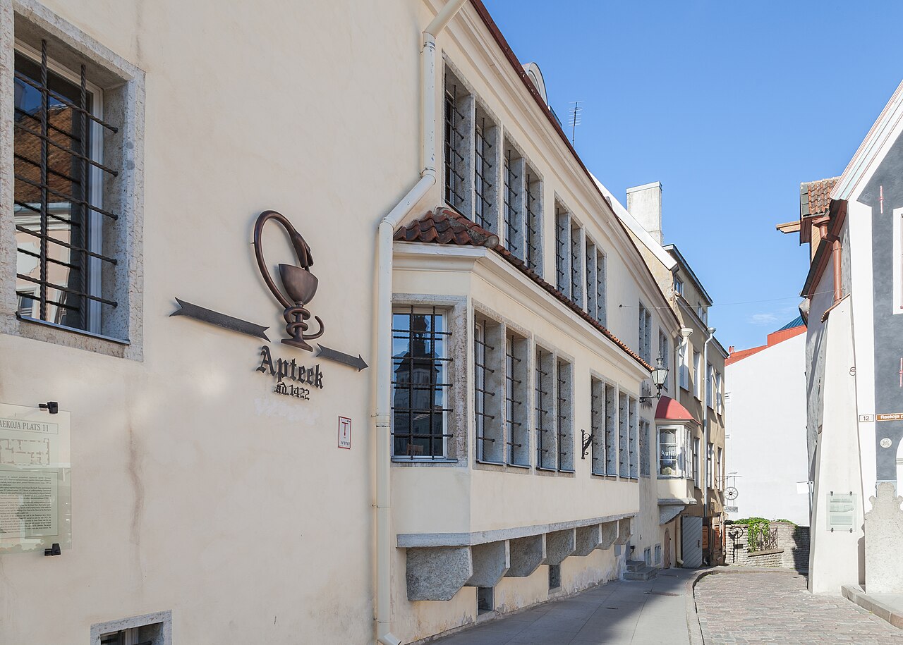 Fachada da Raeapteek, a farmácia medieval na Praça da Prefeitura de Tallinn
