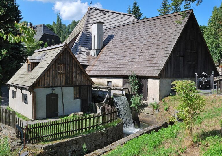 Edifício do Frohnauer Hammer, antiga forja movida a água em Annaberg-Buchholz, na Saxônia