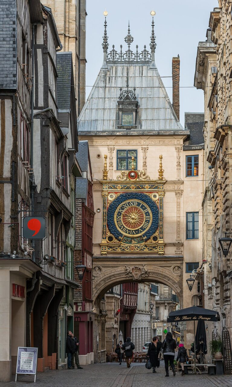 O Gros-Horloge de Rouen, arco dourado sobre a rua principal da cidade