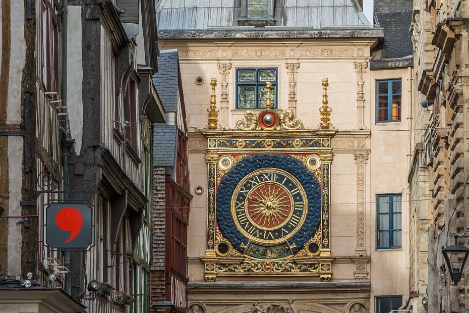 O Gros-Horloge de Rouen, arco dourado sobre a rua principal da cidade
