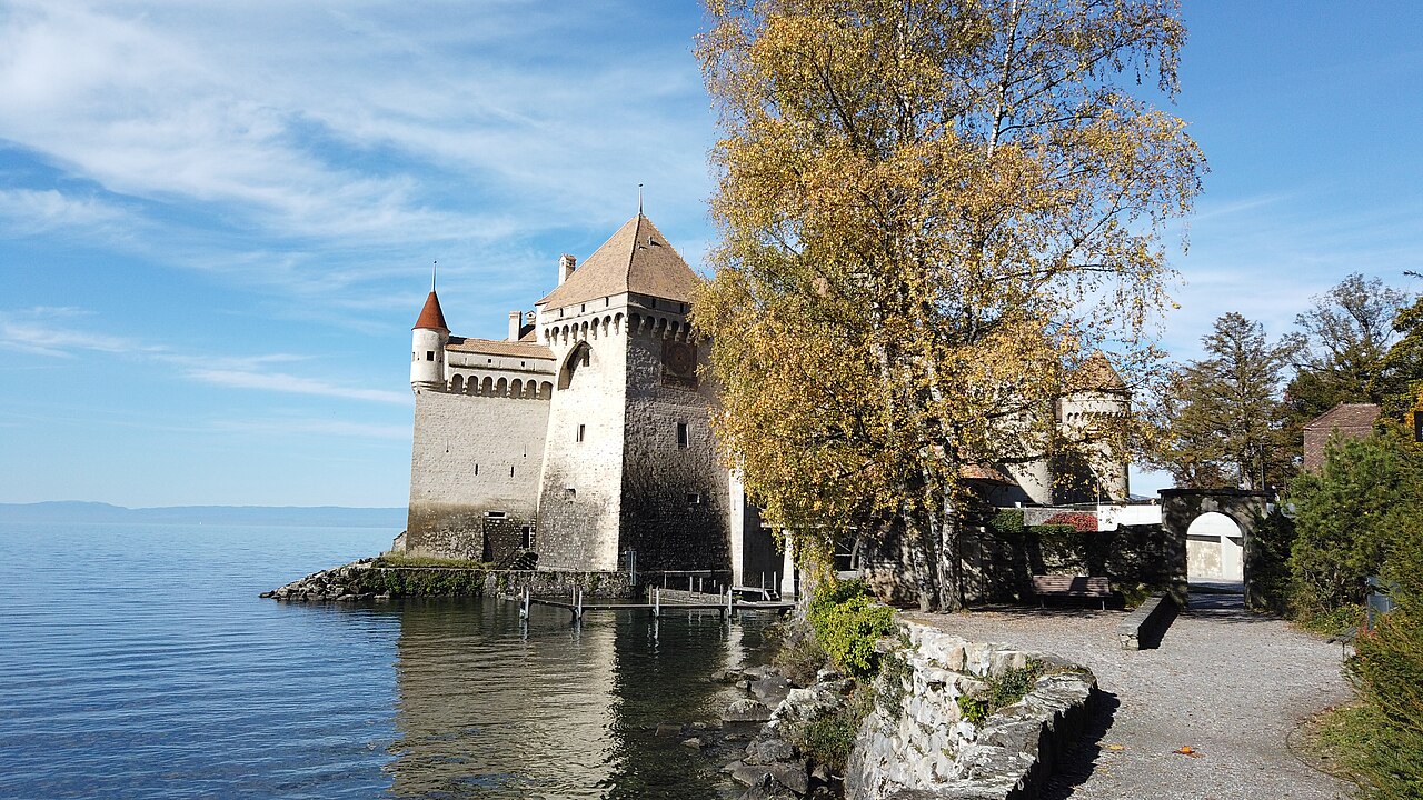 Château de Chillon sobre a rocha à beira do lago Léman, perto de Montreux
