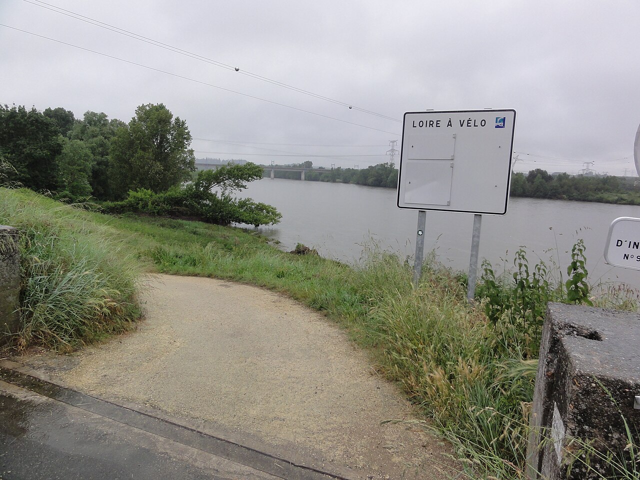 Trecho sinalizado da ciclovia Loire à Vélo às margens do rio Loire