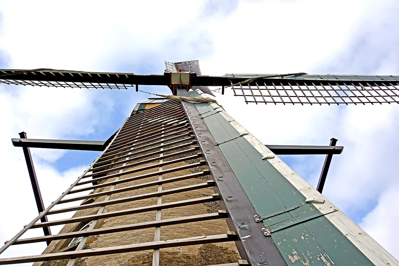 Engrenagem de madeira que transmite a força das pás em um moinho de Kinderdijk
