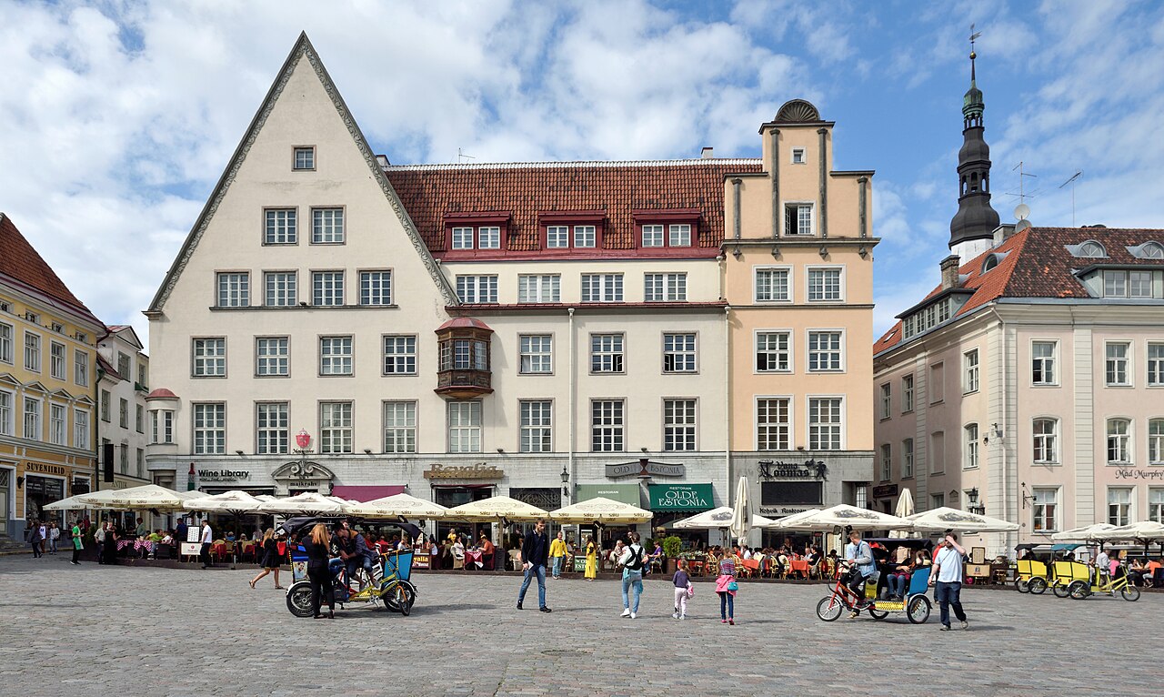 Raekoja plats, a Praça da Prefeitura de Tallinn, com a prefeitura gótica e casas coloridas