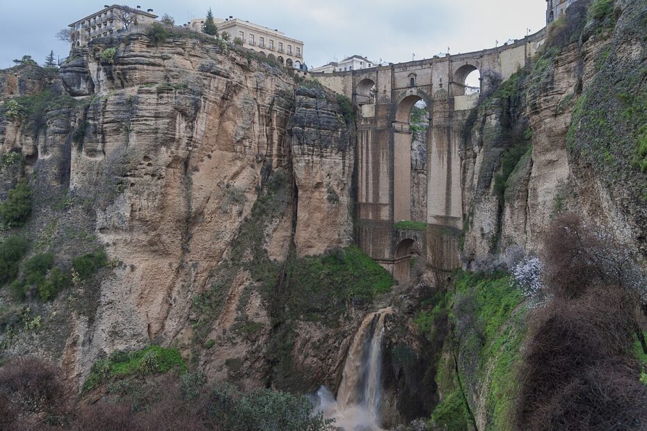 Puente Nuevo sobre o desfiladeiro do rio Guadalevín, em Ronda, na Espanha