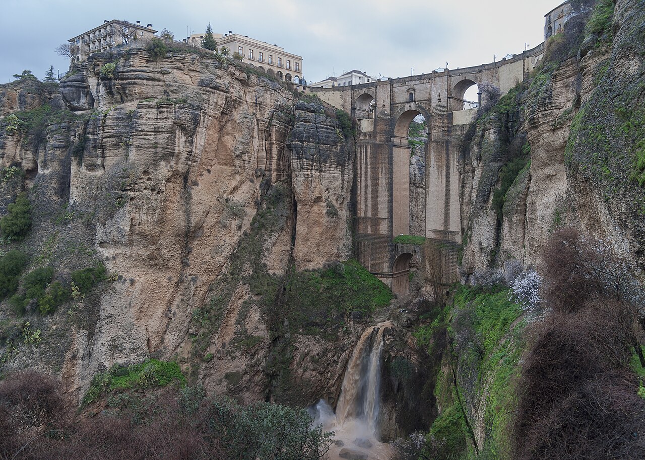 Puente Nuevo sobre o desfiladeiro do rio Guadalevín, em Ronda, na Espanha