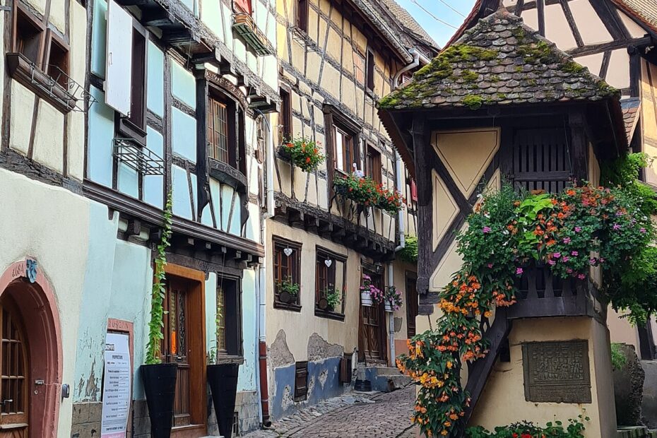 Rua do Rempart Sul em Eguisheim, com casas coloridas de enxaimel seguindo a curva da antiga muralha