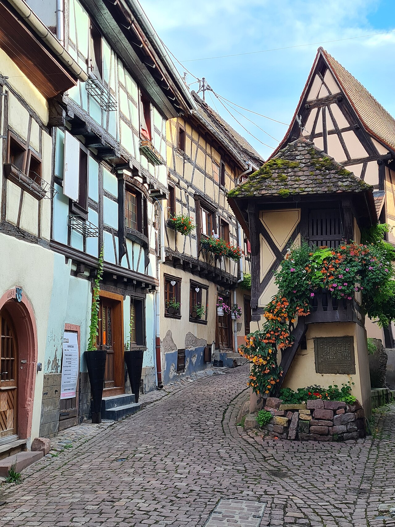 Rua do Rempart Sul em Eguisheim, com casas coloridas de enxaimel seguindo a curva da antiga muralha