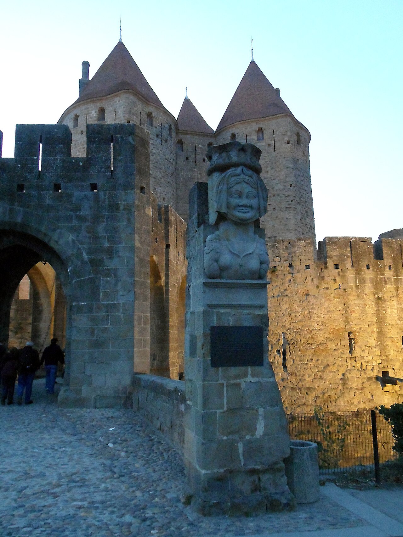 Busto de Dame Carcas na Porte Narbonnaise, entrada da Cité de Carcassonne
