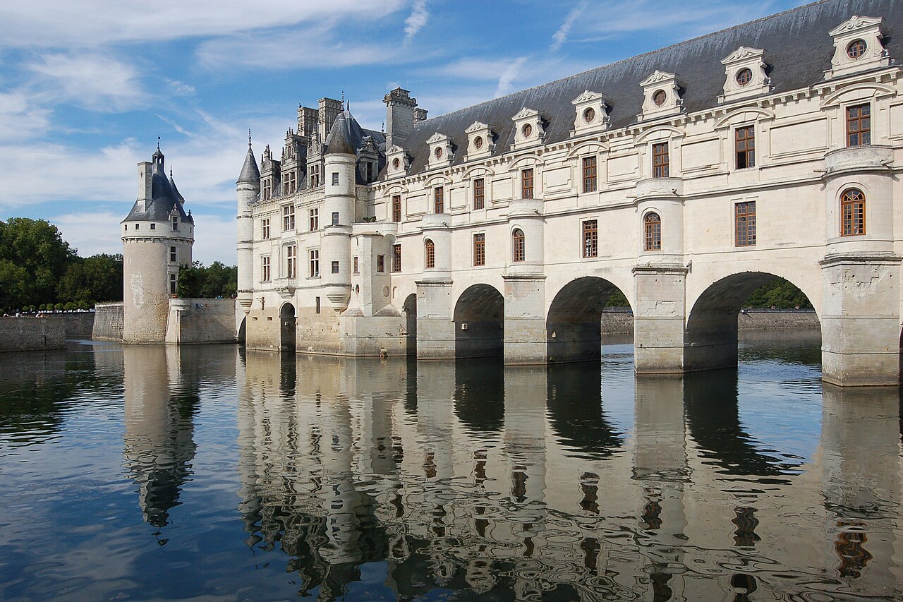 Castelo de Chenonceau construído sobre arcos que atravessam o rio Cher, na França