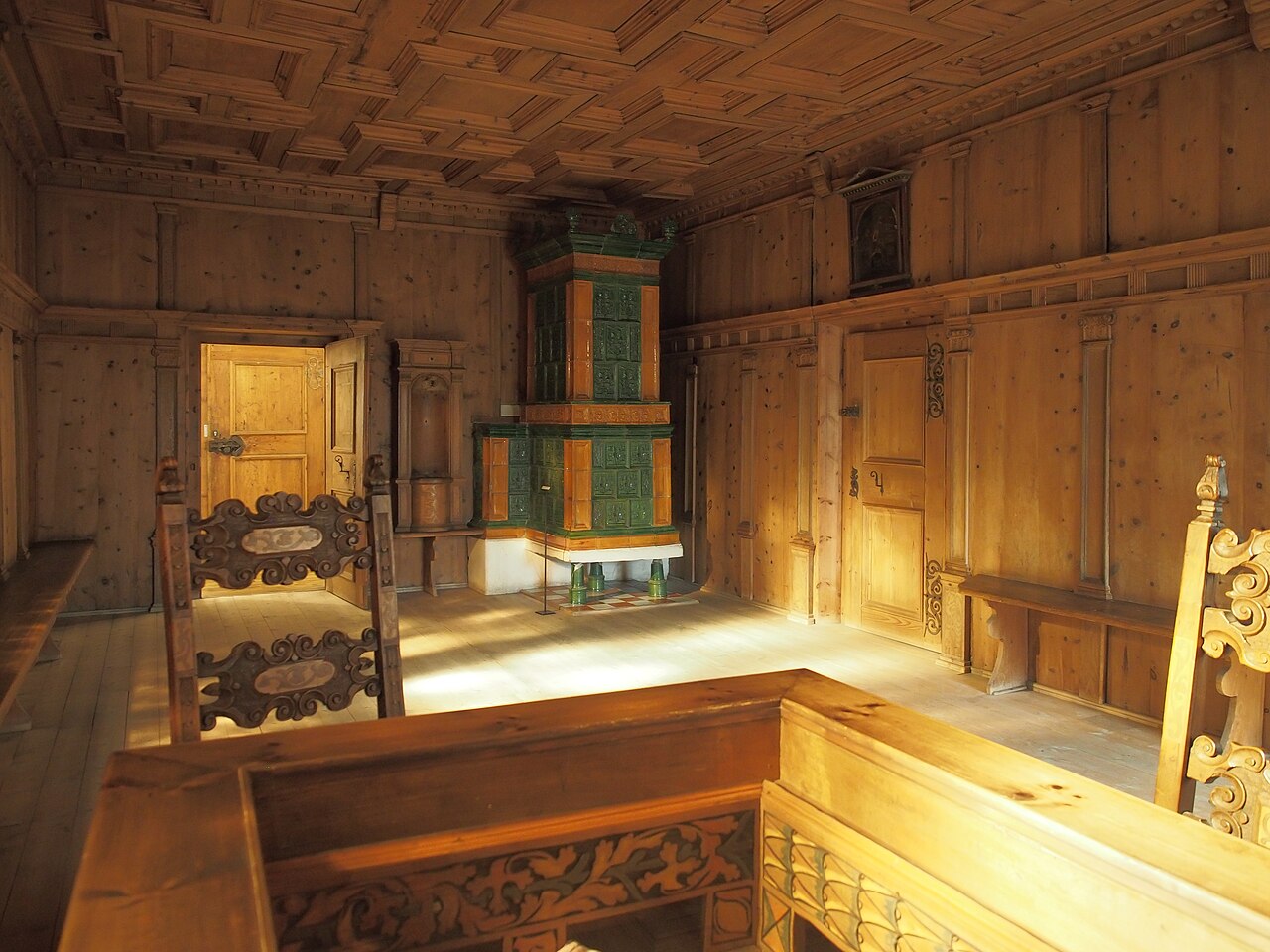 Sala gótica revestida de madeira (Stube) da Thierburg, uma das salas históricas tirolesas preservadas em museu