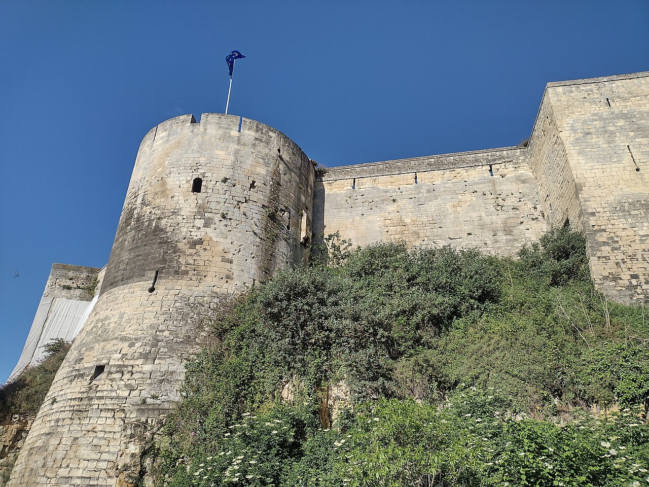 Torre e muralhas do Castelo de Caen, fortaleza fundada por Guilherme I