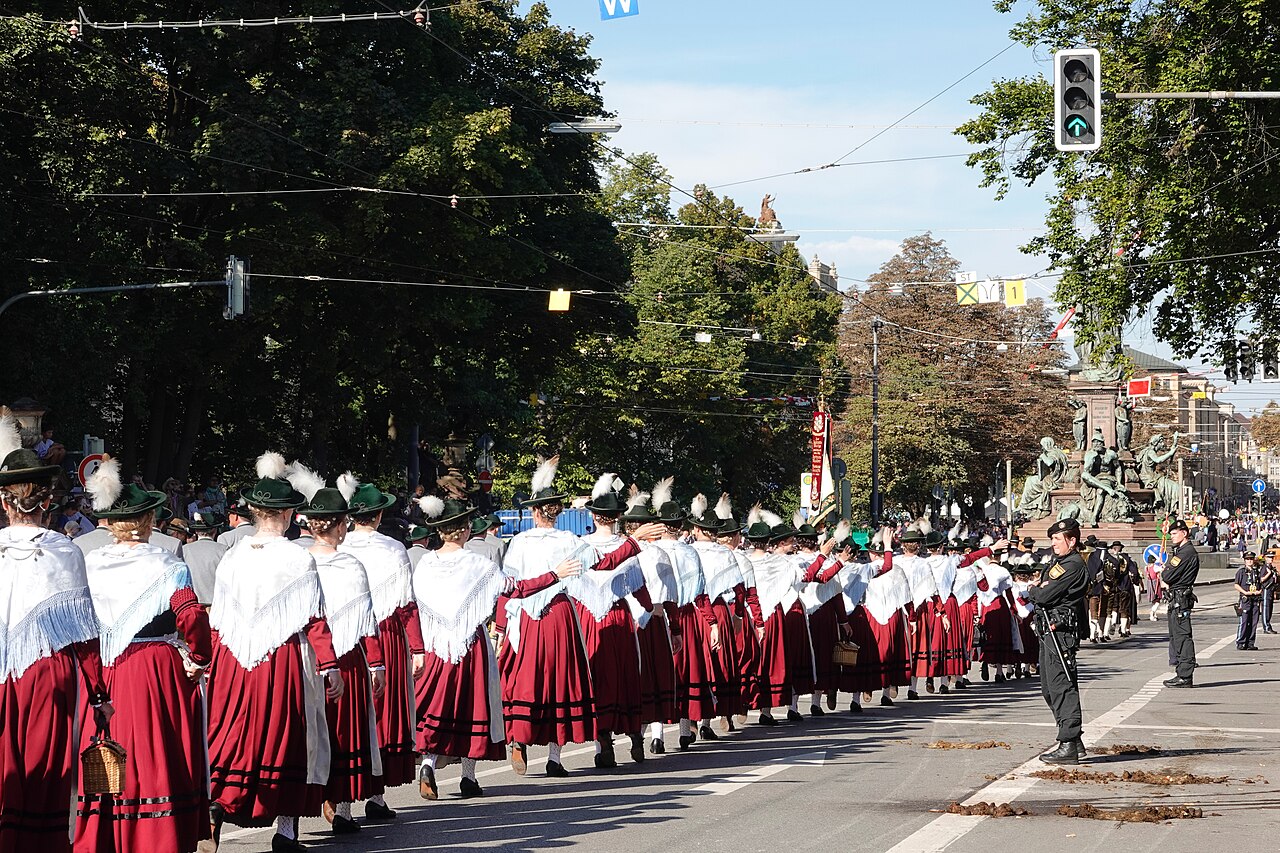 Grupo de mulheres com trajes tradicionais bávaros durante o desfile Trachten- und Schützenzug na Oktoberfest de Munique