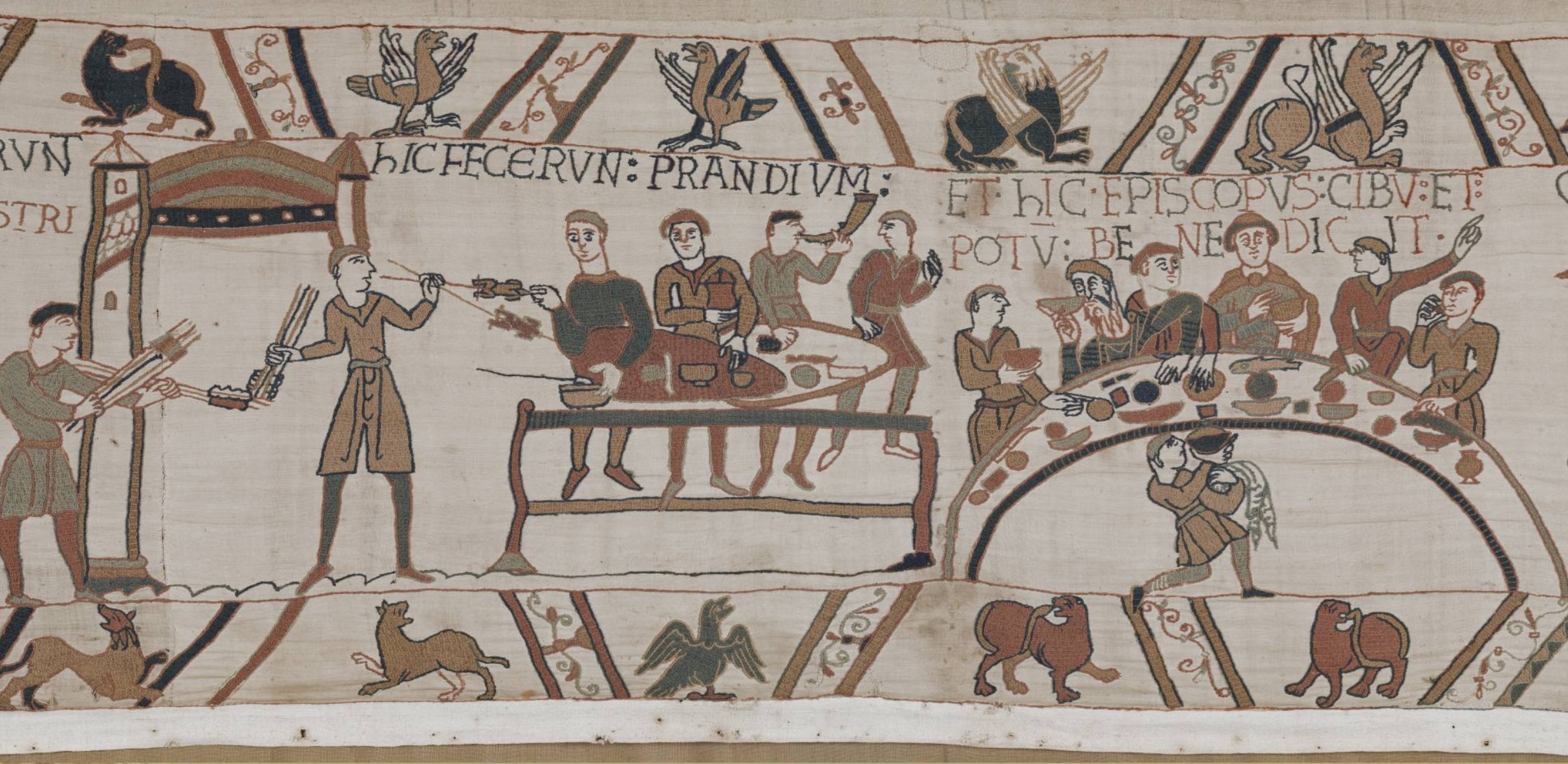 Cena da Tapecaria de Bayeux mostrando o banquete com o bispo Odo abencoando a comida e a bebida