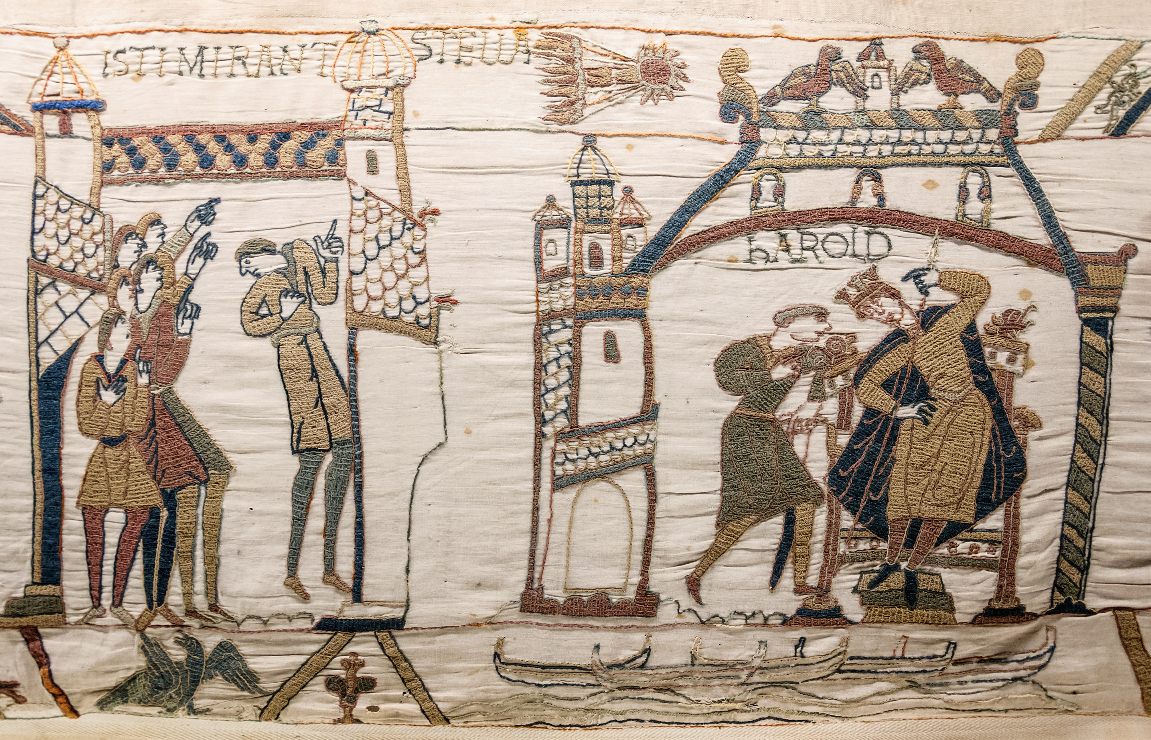 Homens observam o cometa Halley no ceu, retratado como mau presságio na Tapecaria de Bayeux