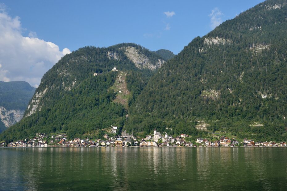 Vilarejo de Hallstatt refletido no lago Hallstättersee, Áustria