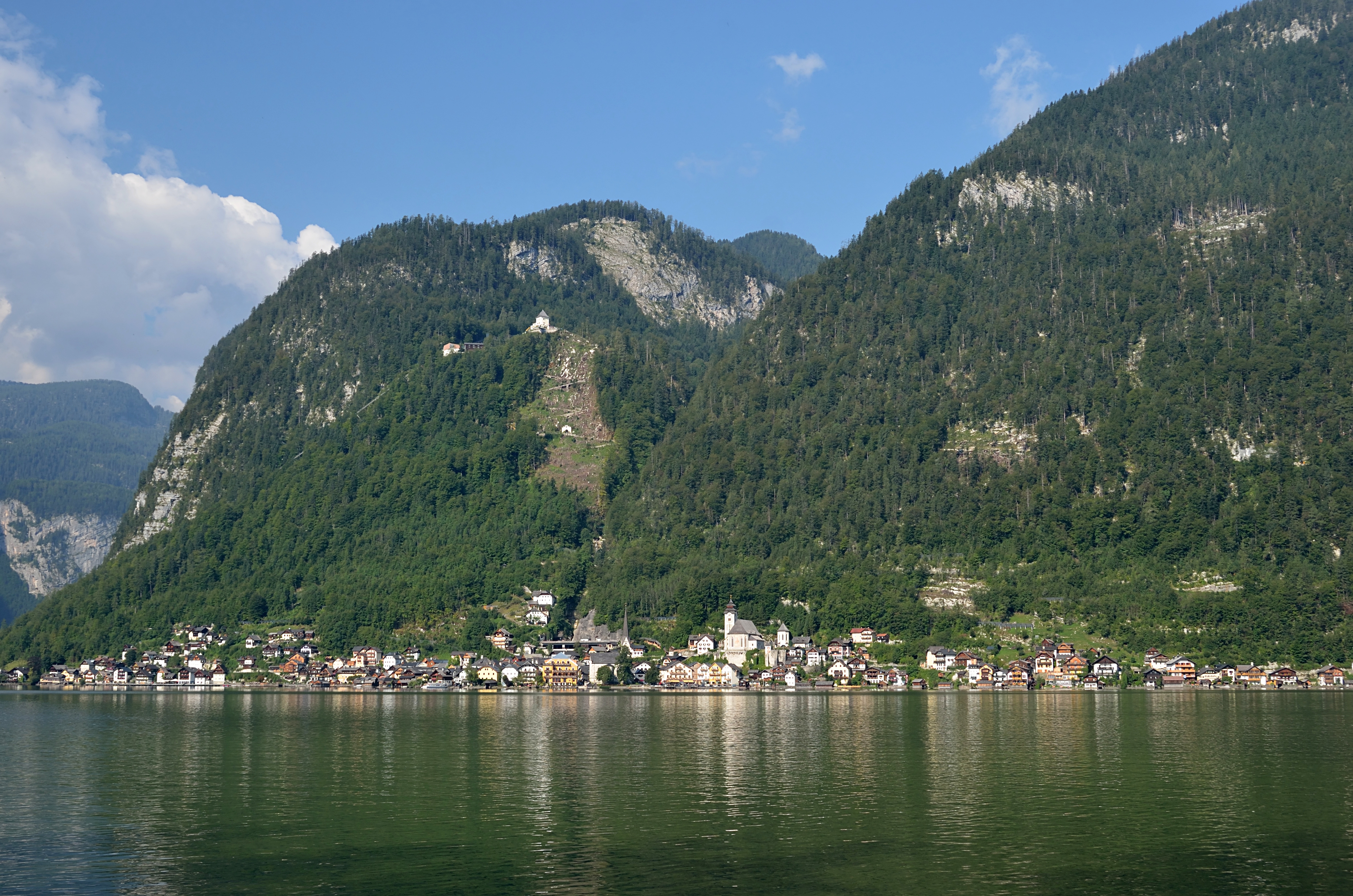 Vilarejo de Hallstatt refletido no lago Hallstättersee, Áustria