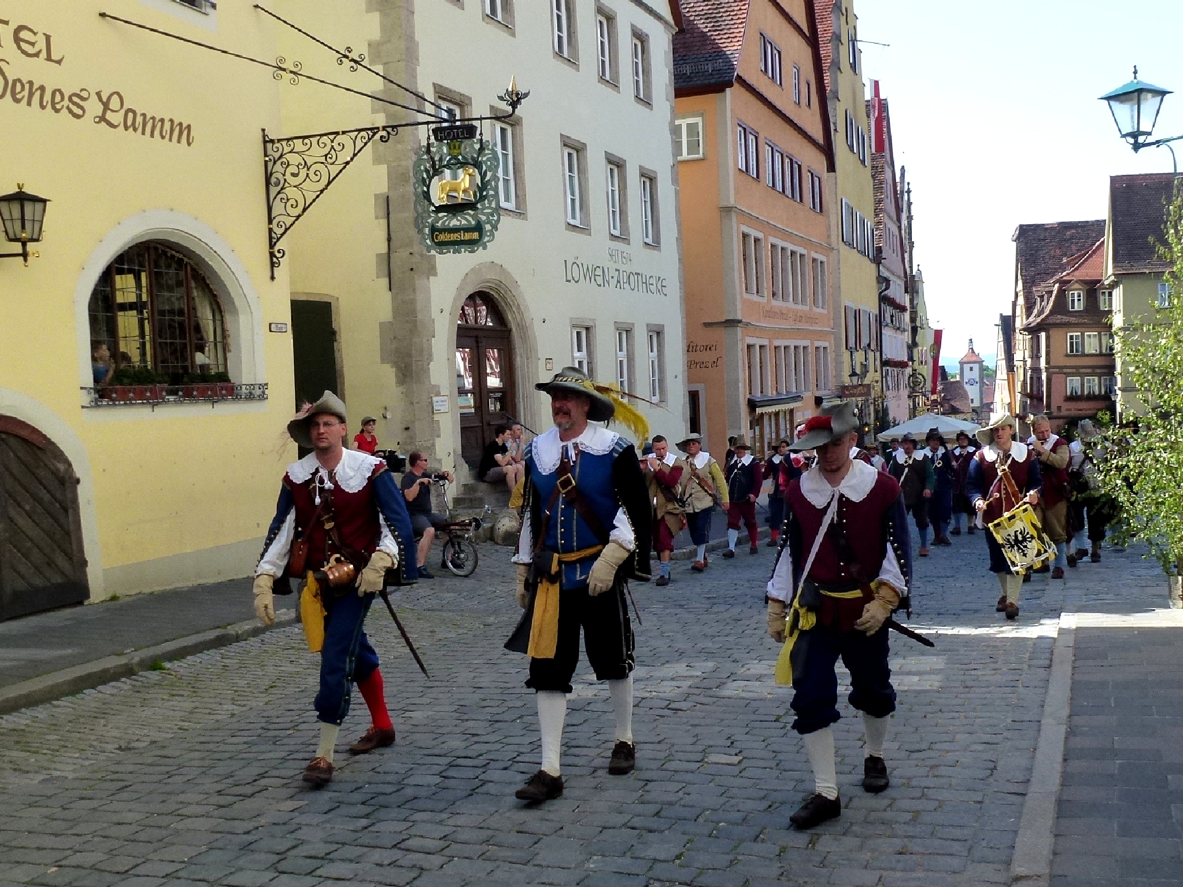 Festival histórico em Rothenburg ob der Tauber com pessoas em trajes de época
