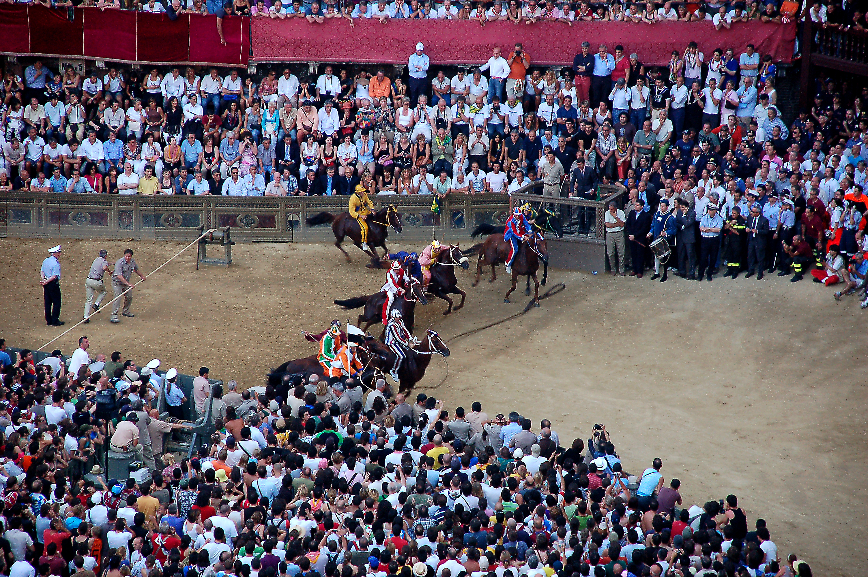 A corrida do Palio di Siena na Piazza del Campo