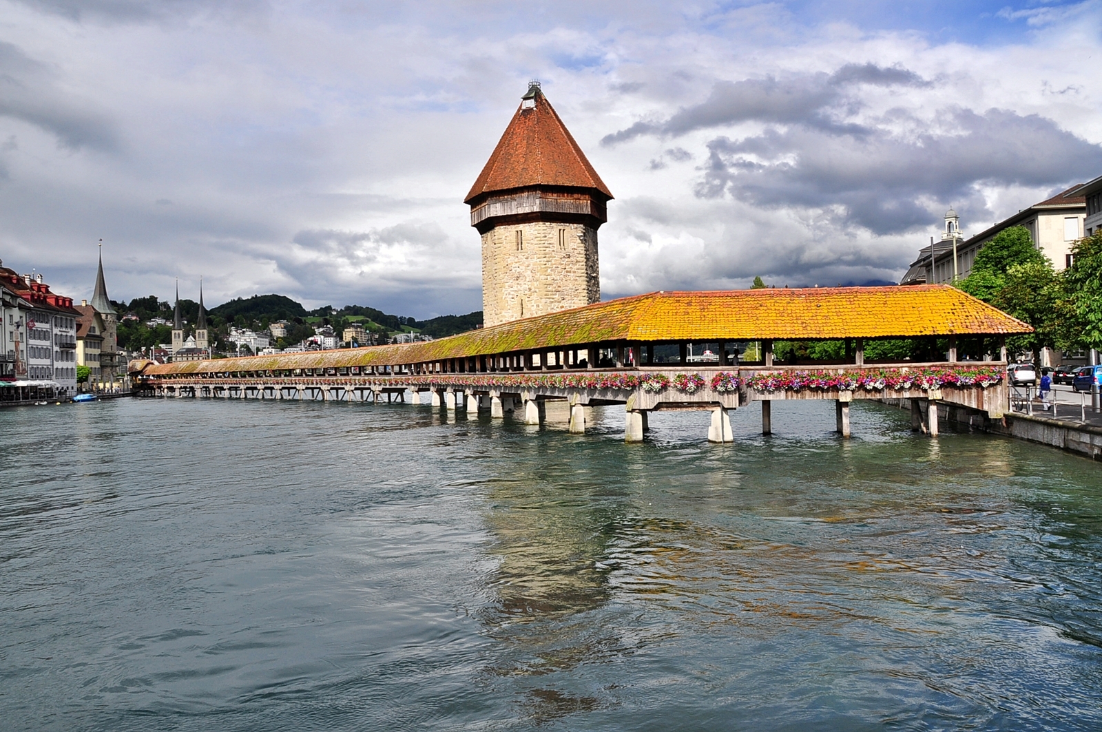 Kapellbrücke, a ponte coberta medieval sobre o rio Reuss, em Lucerna, Suíça