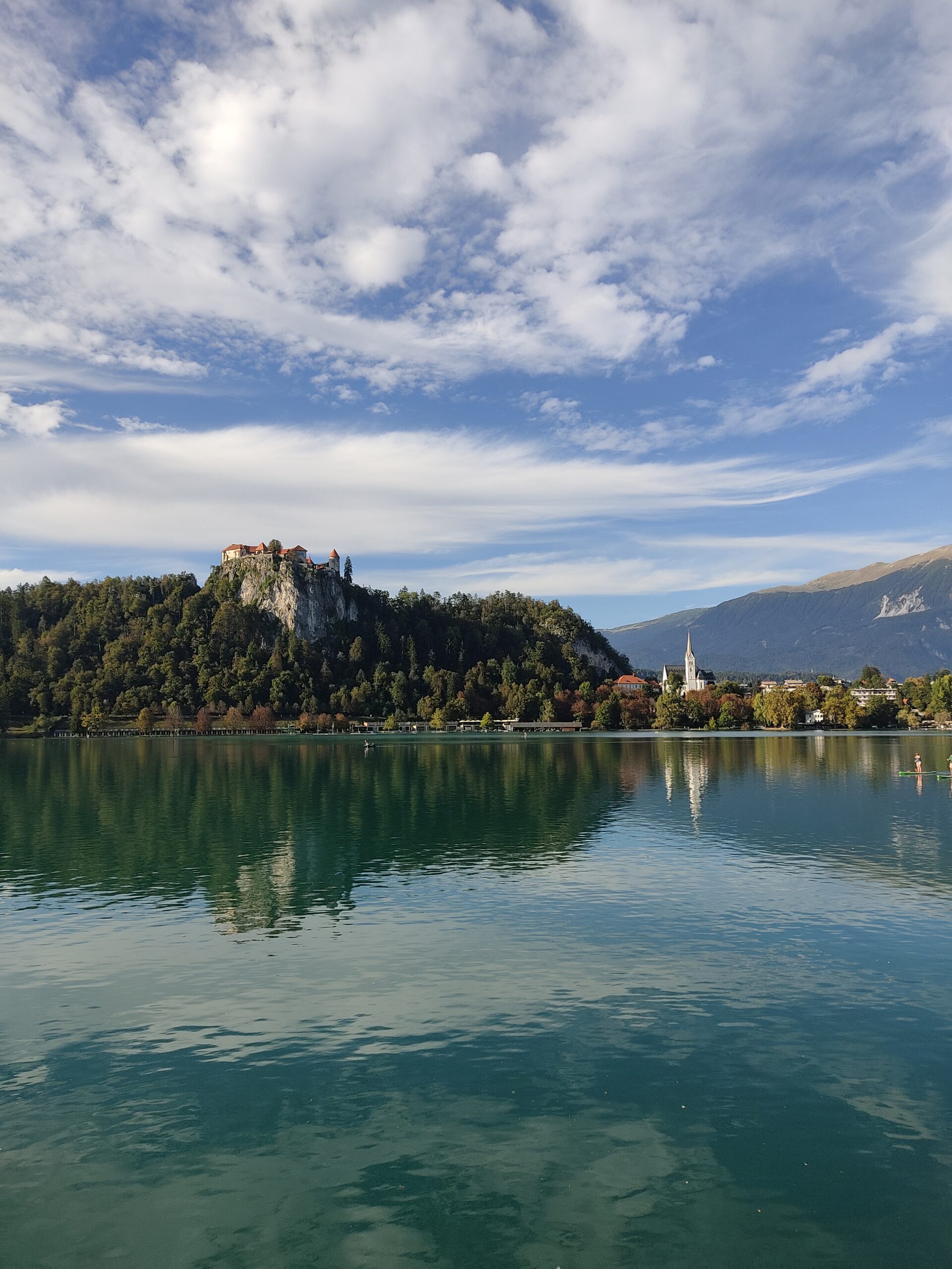 Castelo de Bled sobre o penhasco, com a ilhota ao fundo, Eslovênia