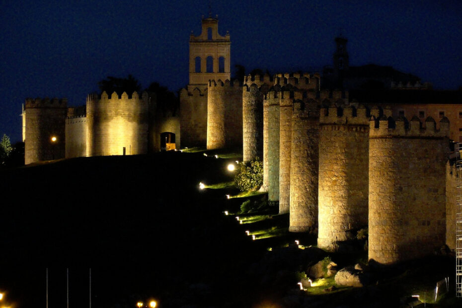 Muralha medieval de Ávila com suas torres semicirculares