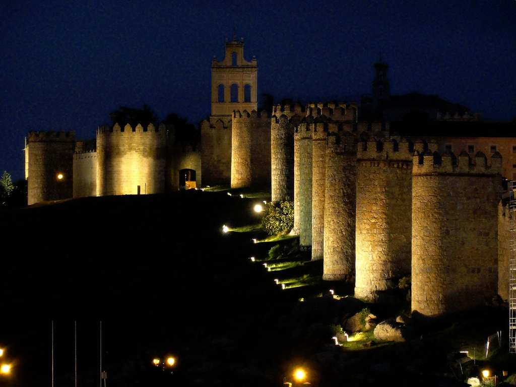 Muralha medieval de Ávila com suas torres semicirculares