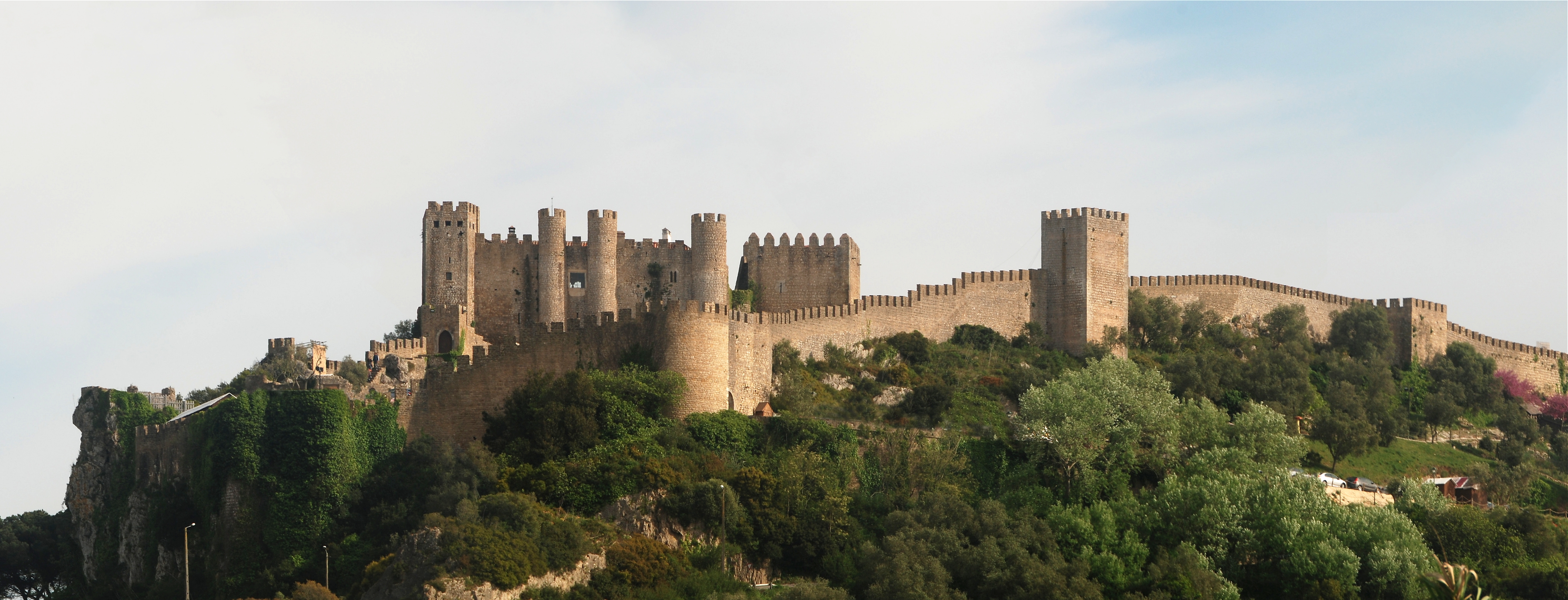 Muralha medieval de Óbidos vista de cima, com telhados de telha vermelha da vila