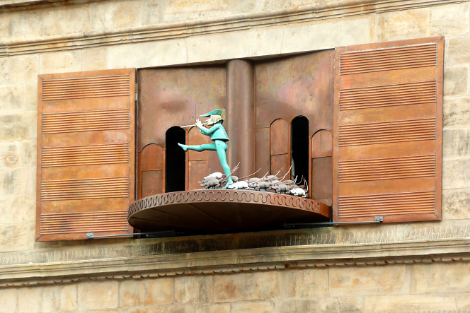 Carrilhão com figuras do flautista na fachada da Hochzeitshaus de Hamelin