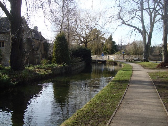 Rio e trilha de pedestres em Lower Slaughter, nos Cotswolds, Inglaterra