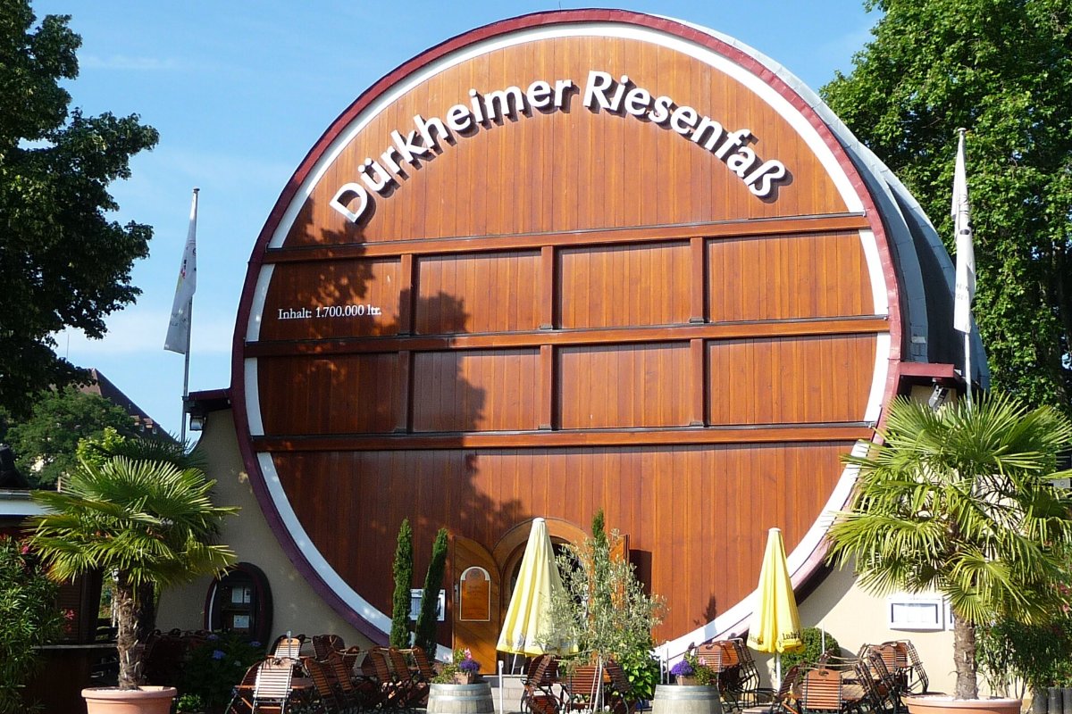 Dürkheimer Riesenfass, o barril gigante de madeira de 1934 transformado em restaurante, em Bad Dürkheim