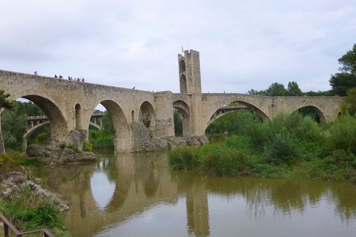 Ponte românica de Besalú sobre o rio Fluvià, com a torre de pedágio no meio