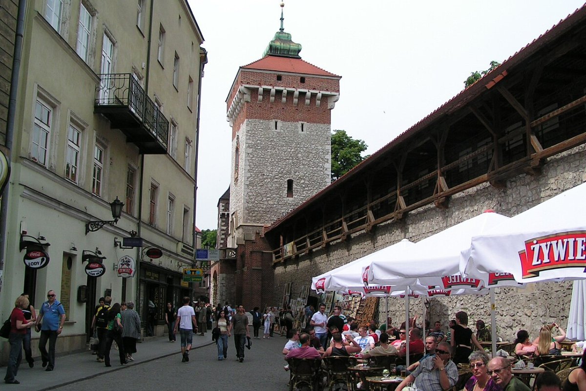 Brama Floriańska, portão medieval de Cracóvia com torre gótica e trecho de muralha