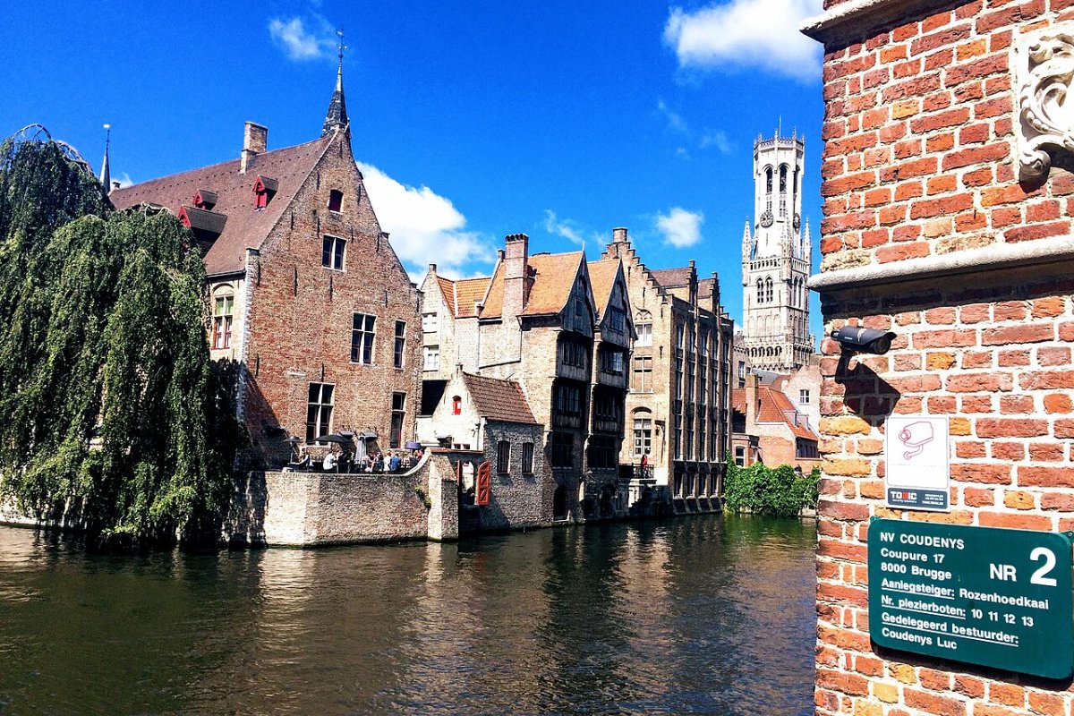 Canal Dijver, em Bruges, com o Belfort ao fundo