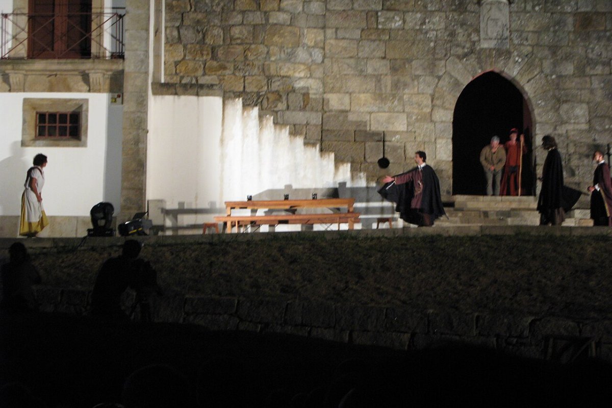 Figurantes em trajes medievais durante a Viagem Medieval em Santa Maria da Feira