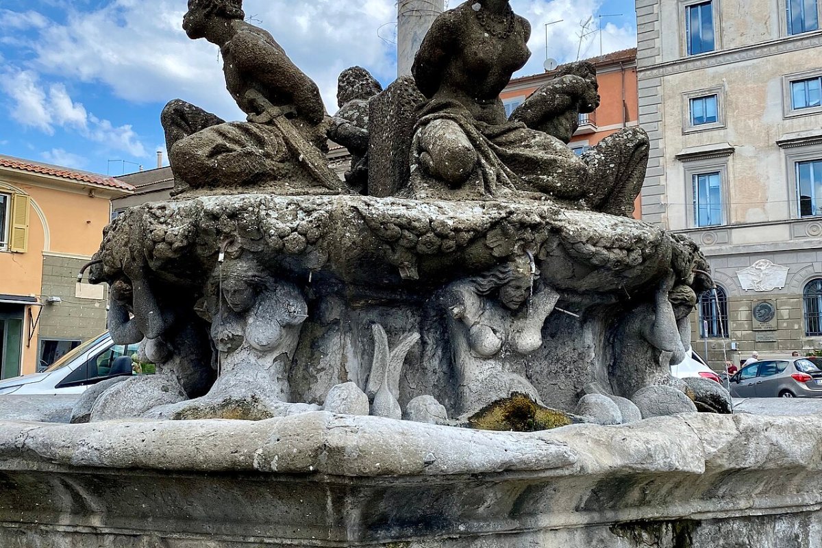 Fontana dei Quattro Mori, em Marino, que jorra vinho durante a Sagra dell
