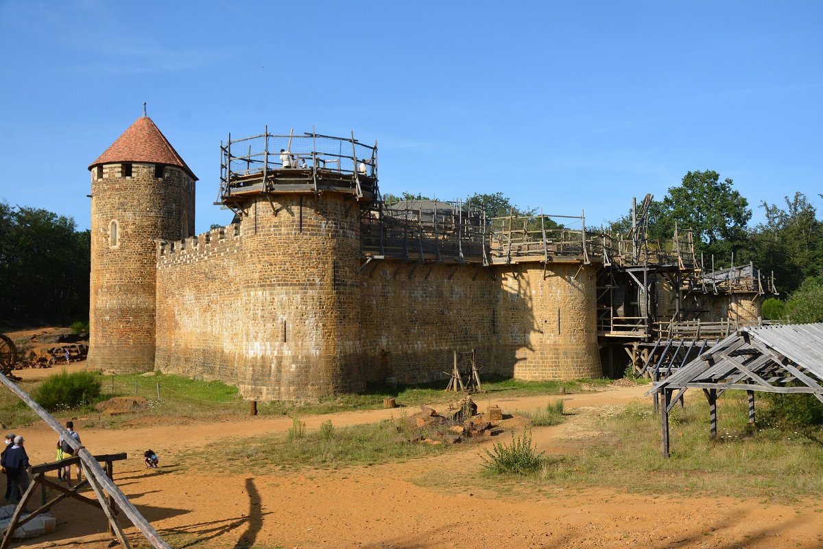Torres e muralhas de arenito do castelo de Guédelon, construído com técnicas do século XIII na Borgonha, França