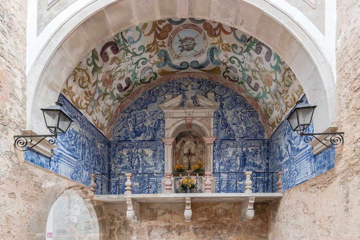 Interior da Porta da Vila de Óbidos, com azulejos do século XVIII