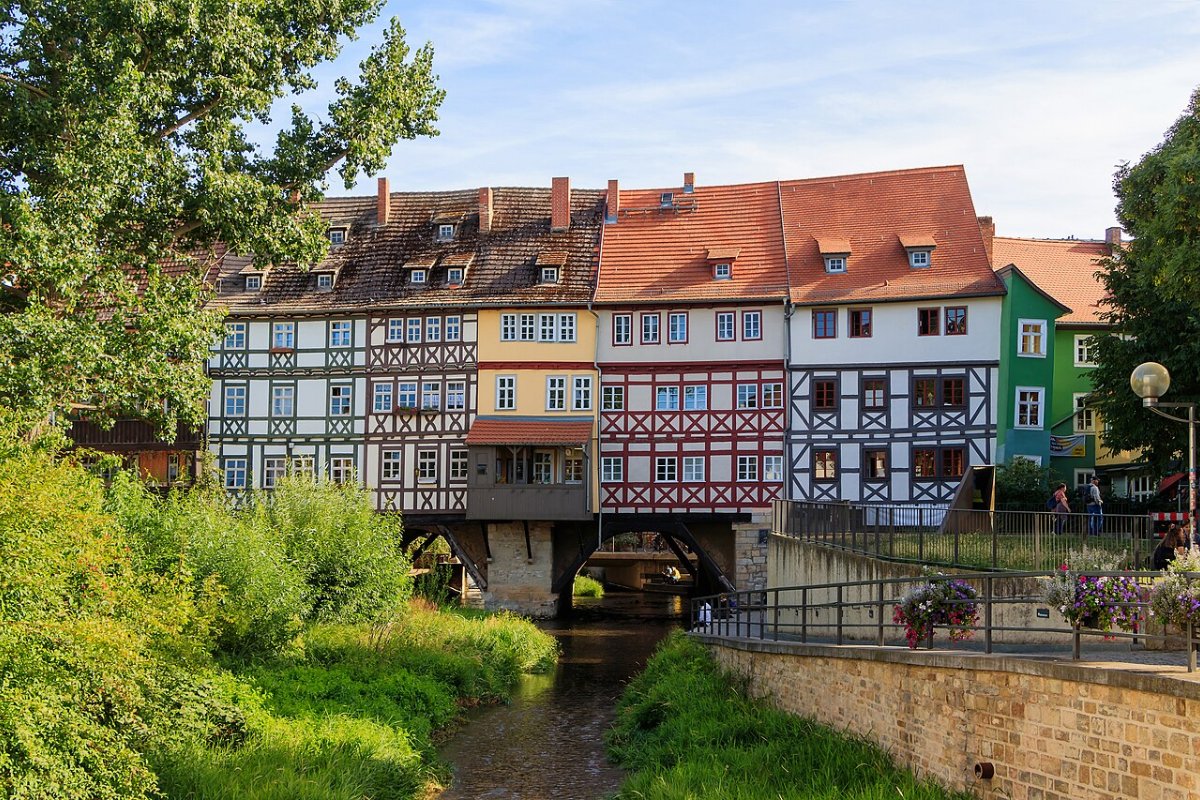 Krämerbrücke de Erfurt, ponte medieval coberta de casas e lojas dos dois lados