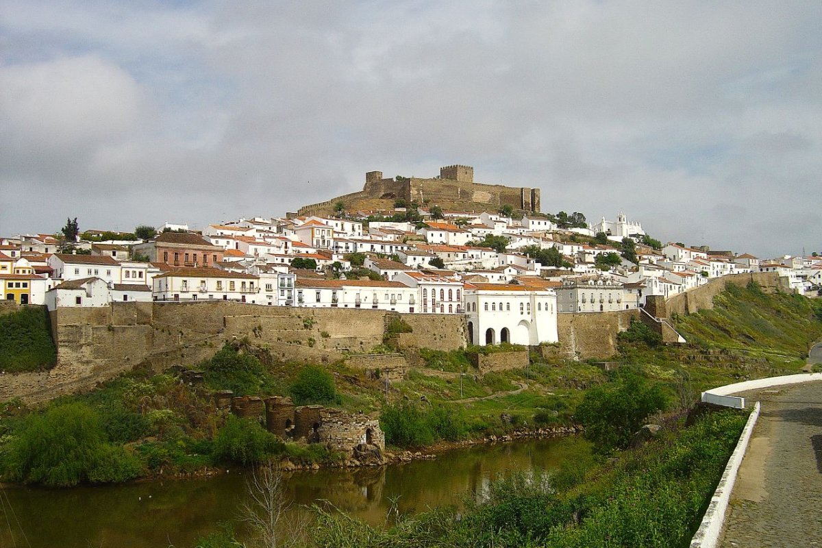 Vila de Mértola com o castelo no alto, sobre o rio Guadiana, no Alentejo