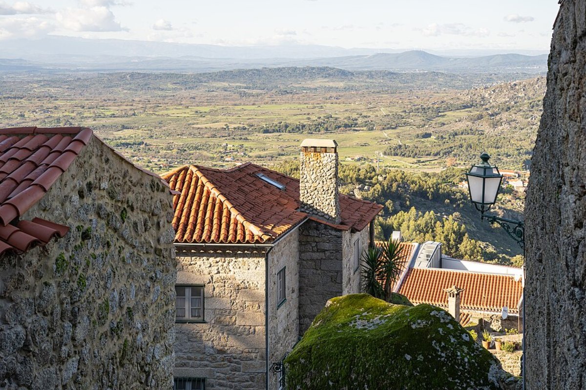 Casas de granito em Monsanto, Portugal, construídas entre e sob enormes blocos de pedra